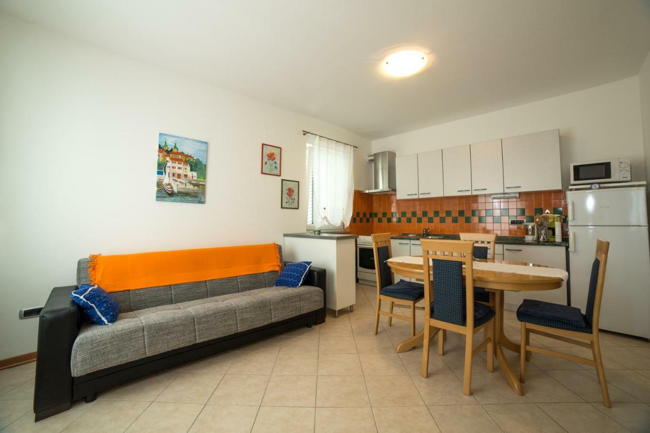 Apartment Apartment *